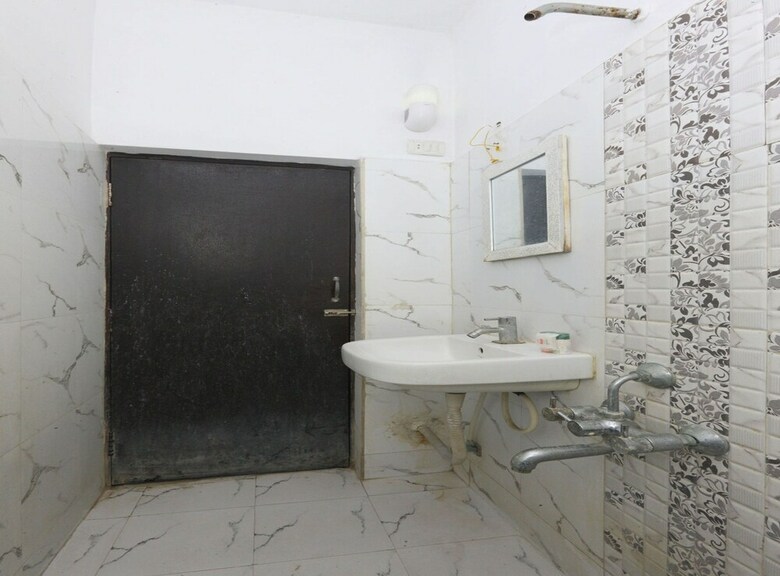 Hotel Oyo 8645 Syeds Inn