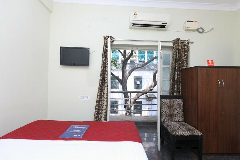Hotel Oyo 8645 Syeds Inn