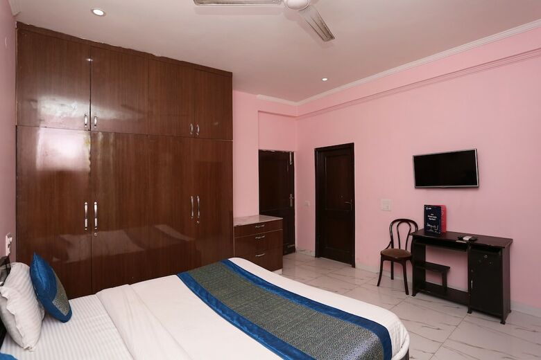 Hotel Oyo 7526 Rising Star Sec 45