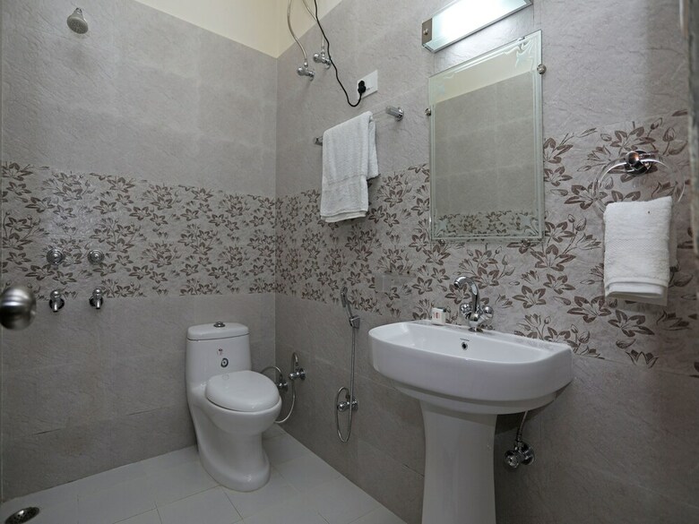 Oyo 9275 Hotel Royal Inn