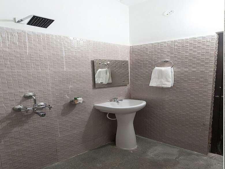 Hotel Oyo 5638 Om Regency I