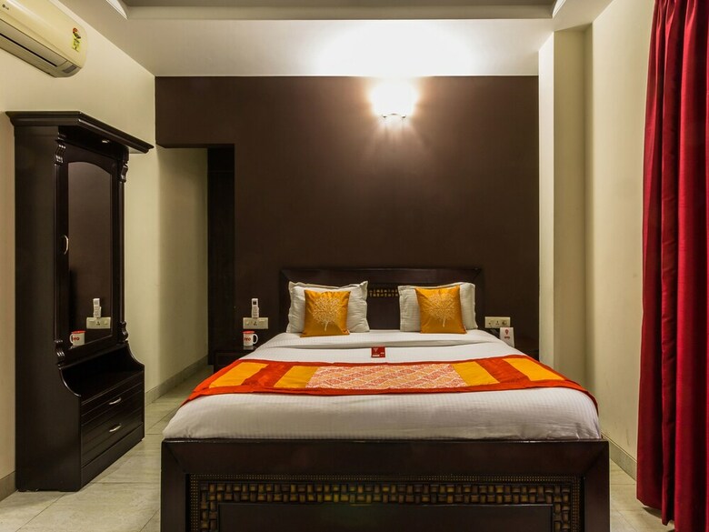 Hotel Oyo 6796 Retreat Suites Inn