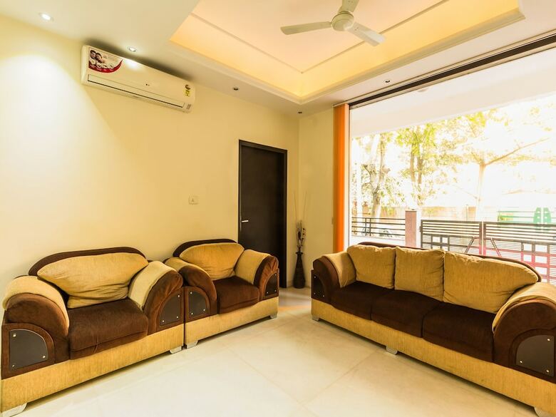 Hotel Oyo 6796 Retreat Suites Inn