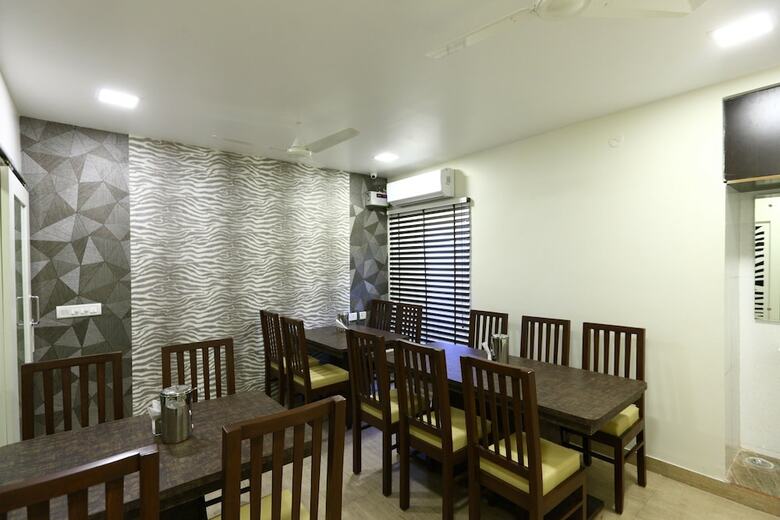 Hotel Oyo 7850 Royal Elite