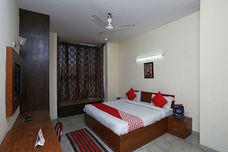 Hotel Oyo 350 Near Medanta