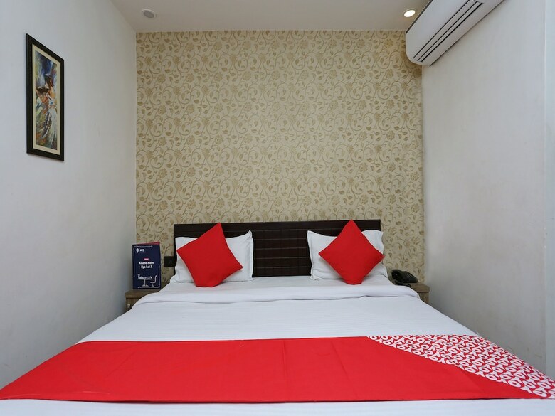 Oyo 8961 Hotel Rr Palace