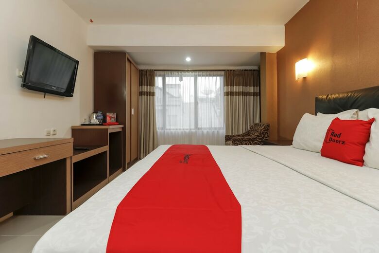 Reddoorz Plus @ Grand Populer Hotel