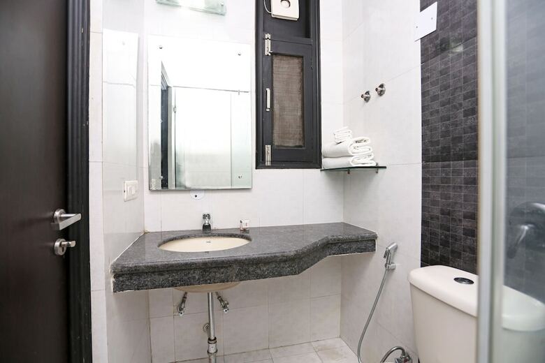 Oyo 9612 Hotel Royal Ramiro
