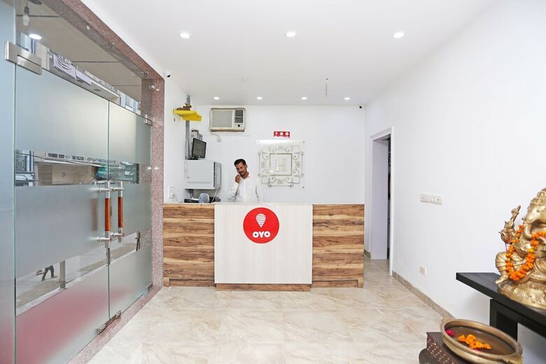 Oyo 9612 Hotel Royal Ramiro