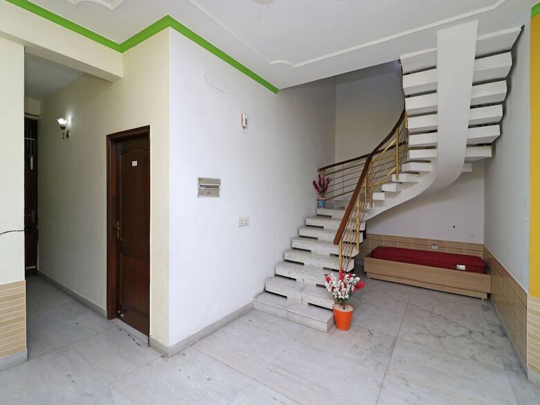 Hotel Oyo 10071 Go Rooms Sector 45