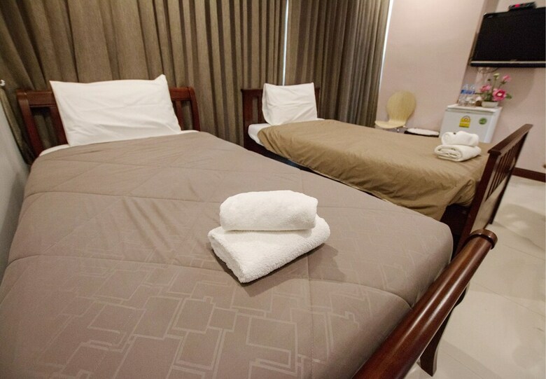 Hotel Egg Colony