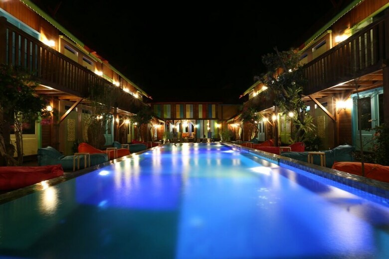 Hotel Bleu Verde I Am Colors