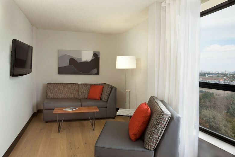 Hilton Toronto Airport Hotel & Suites