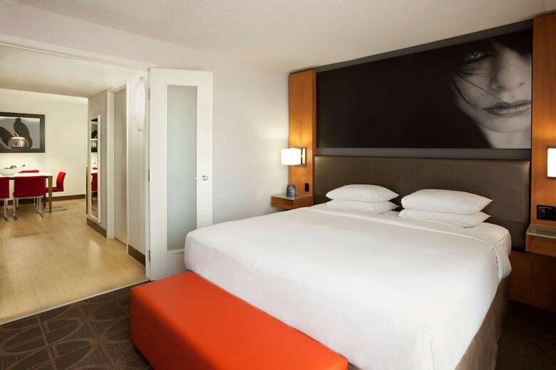 Hilton Toronto Airport Hotel & Suites
