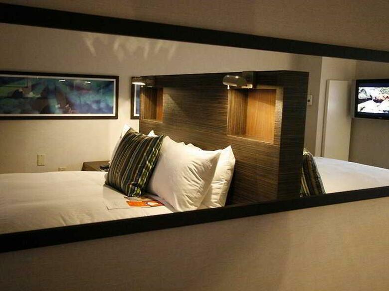 Hilton Toronto Airport Hotel & Suites