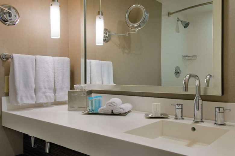 Hilton Toronto Airport Hotel & Suites