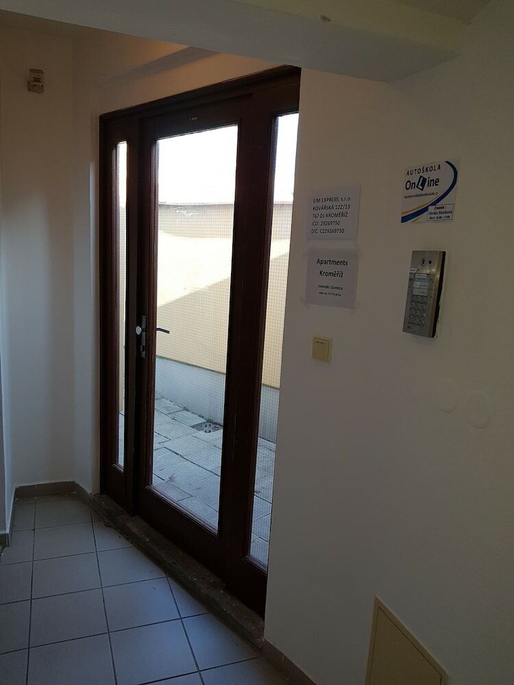 Aparthotel Apartments Krom??�?