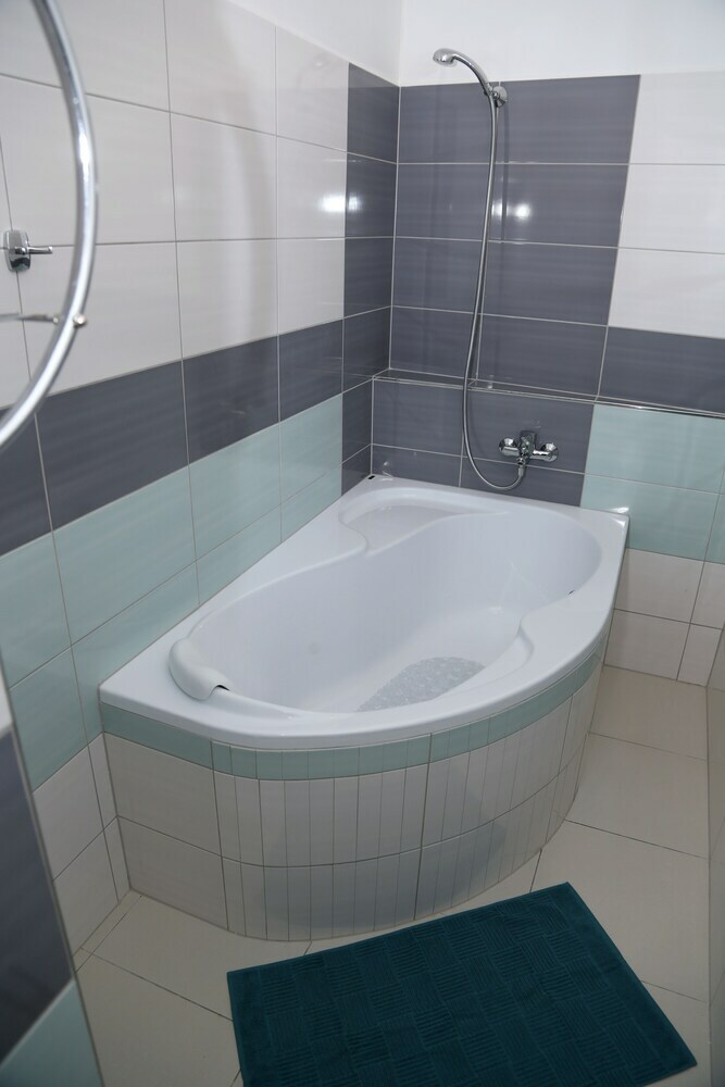 Aparthotel Apartments Krom??�?