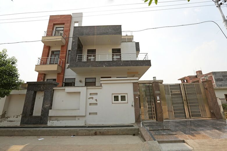 Hotel Oyo 9072 Noida Dreamz