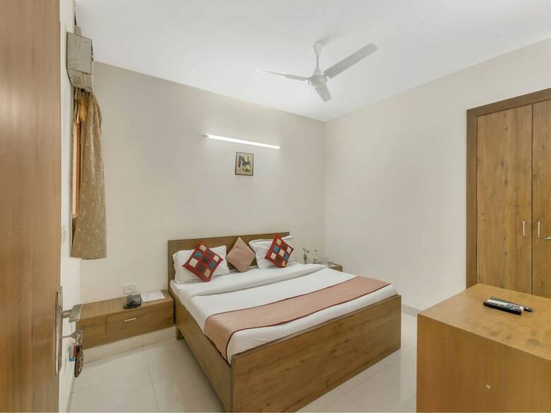 Hotel Oyo 9071 Mascot Residency