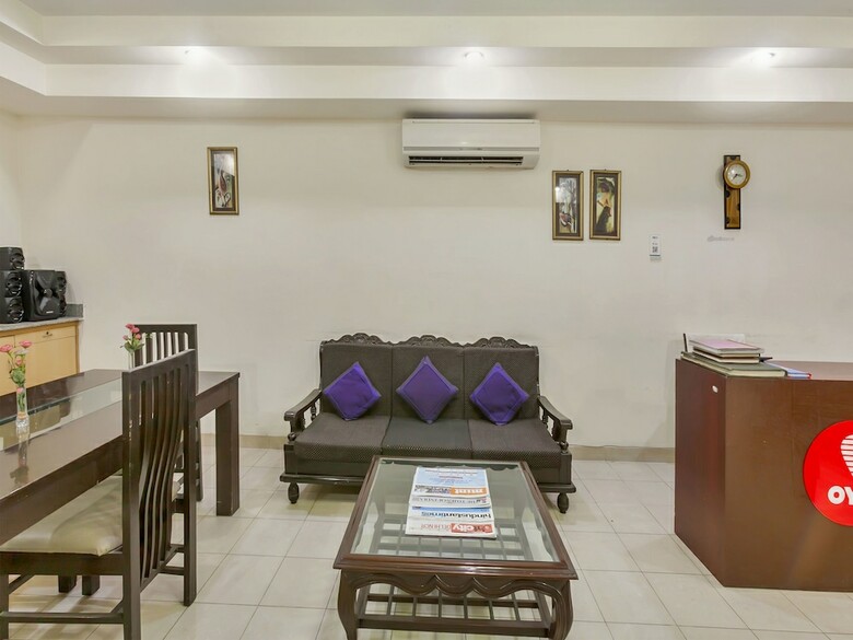 Hotel Oyo 9071 Mascot Residency