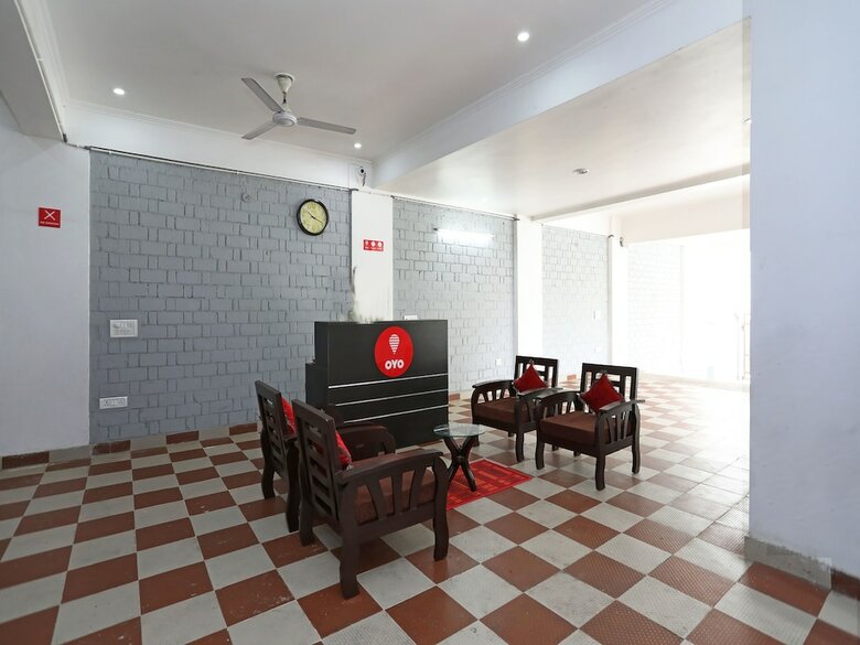 Hotel Oyo 9341 Mascot Pentazz