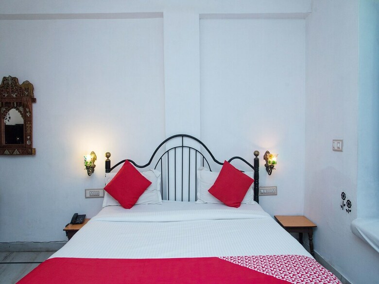 Oyo 10704 Hotel Lake Haveli