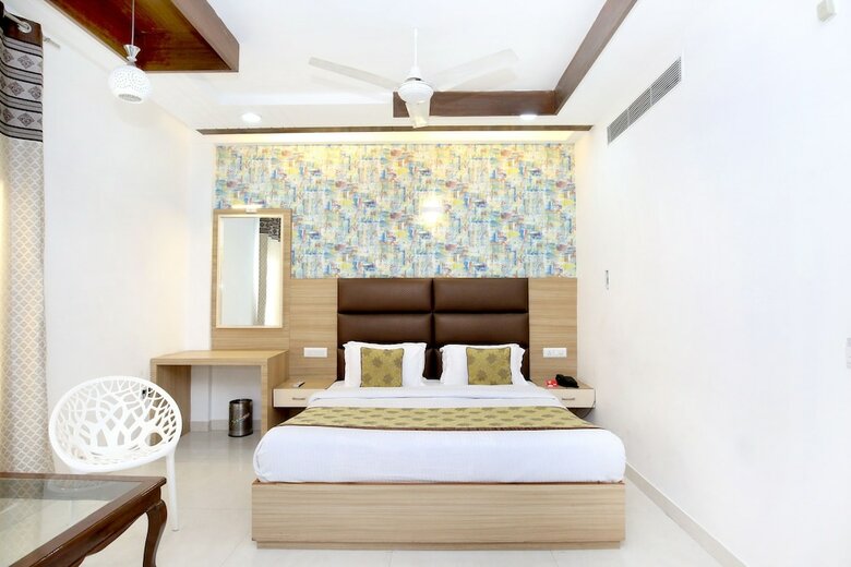 Oyo 11367 Hotel Yellow