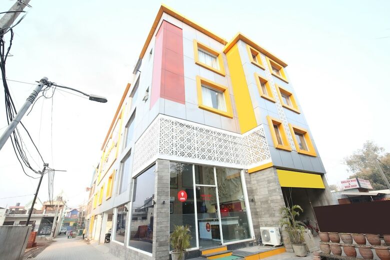 Oyo 11367 Hotel Yellow