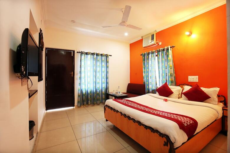 Oyo 4256 Hotel Rajmahal