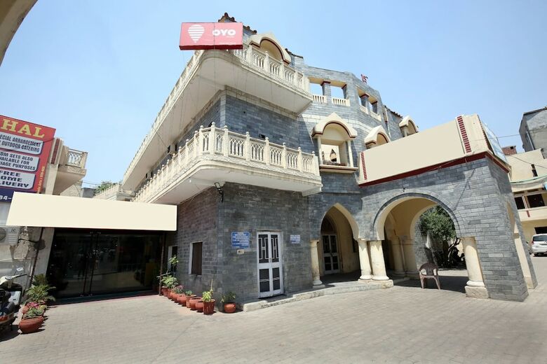 Oyo 4256 Hotel Rajmahal