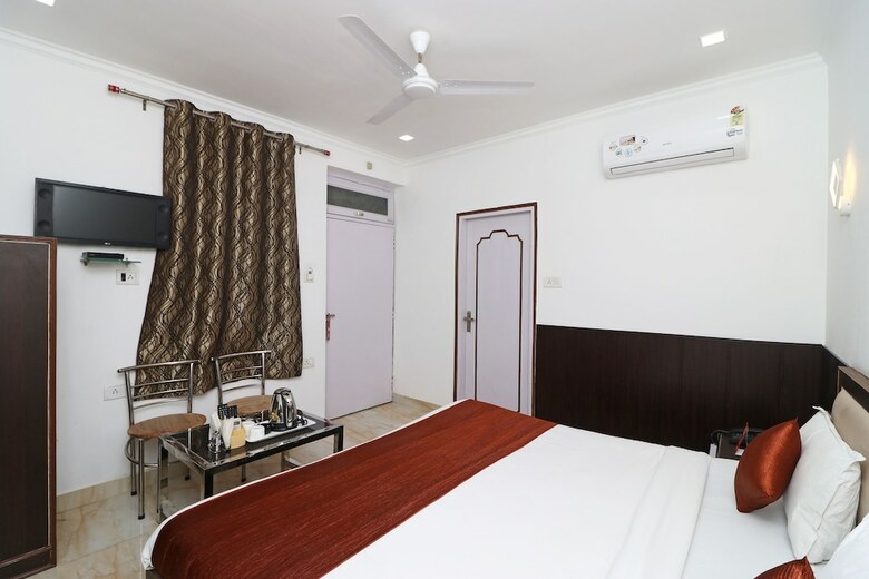 Oyo 11526 Hotel Apollo
