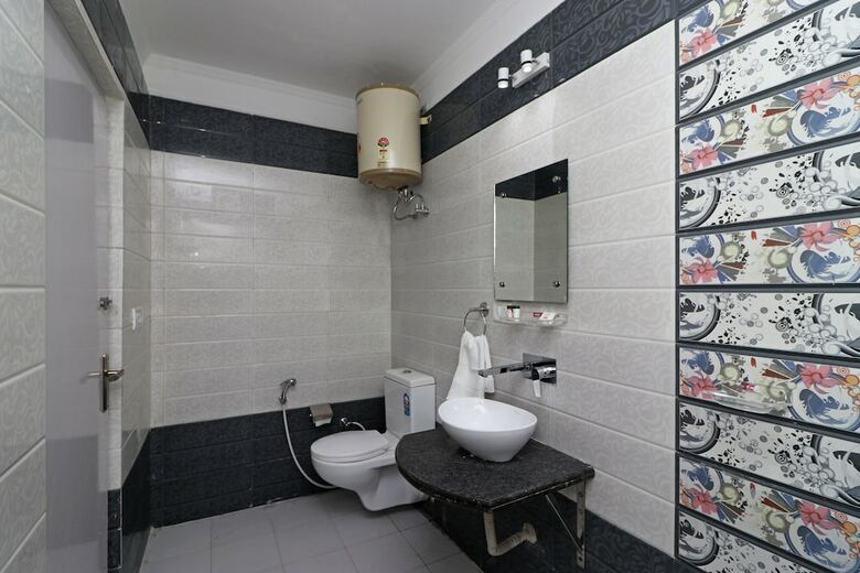 Oyo 11526 Hotel Apollo