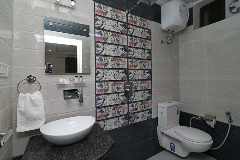 Oyo 11526 Hotel Apollo