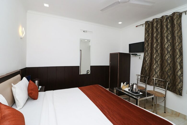 Oyo 11526 Hotel Apollo