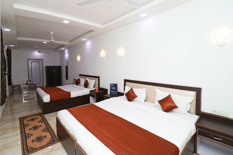 Oyo 11526 Hotel Apollo