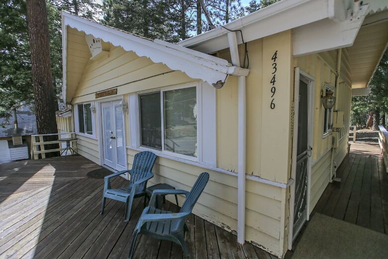 Cabana The Little Yellow House