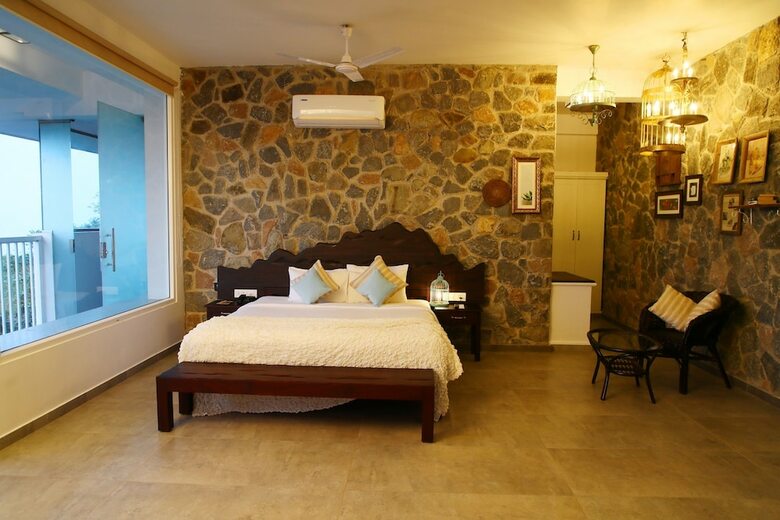 Hotel Hills & Hues