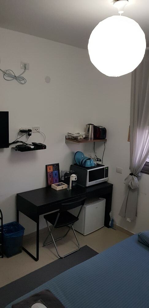 Hotel Private Bed And Bathroom In Netanya