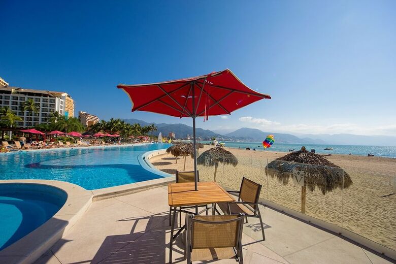 Oceanview 2 Bedroom Condo With Balconies