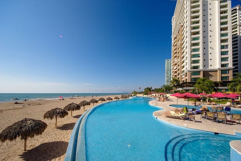 Oceanview 2 Bedroom Condo With Balconies