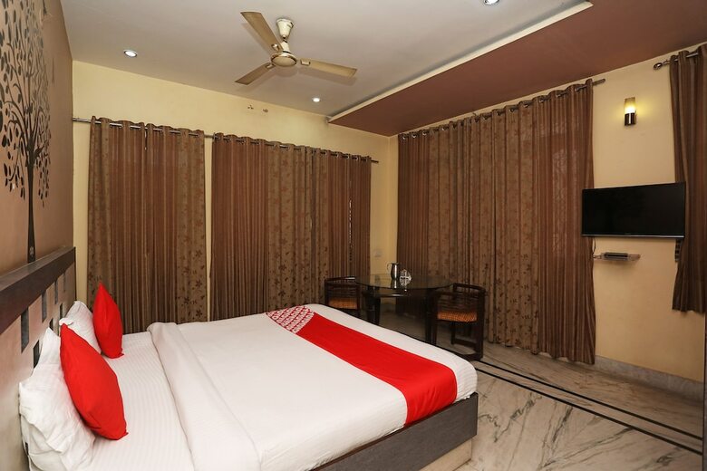 Oyo 1379 Hotel Hkj International
