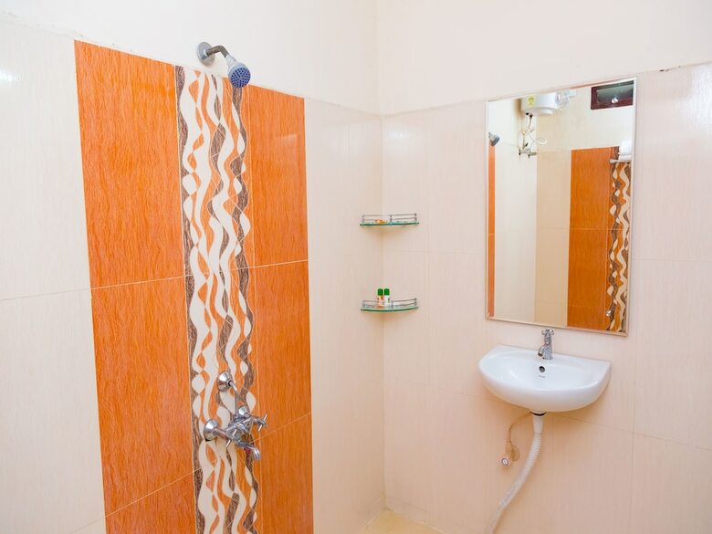 Hotel Oyo 9054 Velaga Inn