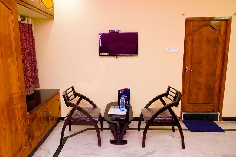 Hotel Oyo 9054 Velaga Inn