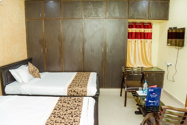 Hotel Oyo 9054 Velaga Inn