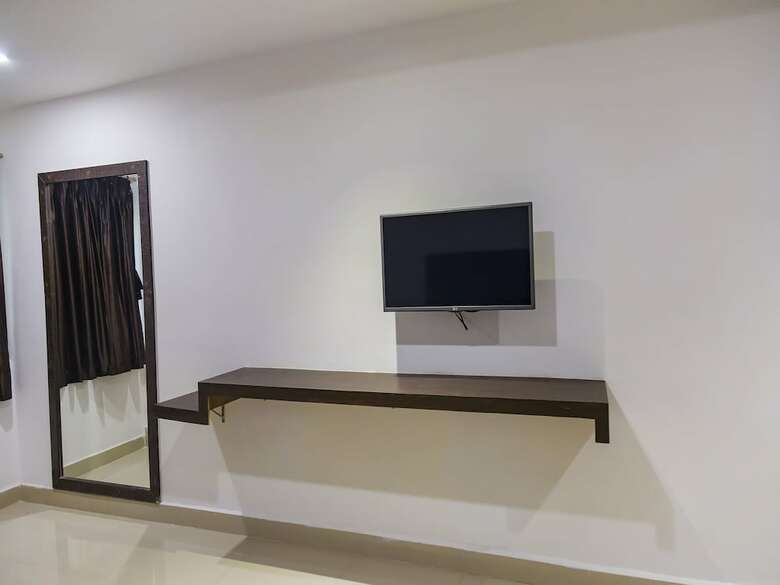 Oyo 7884 Hotel Thyag Inn