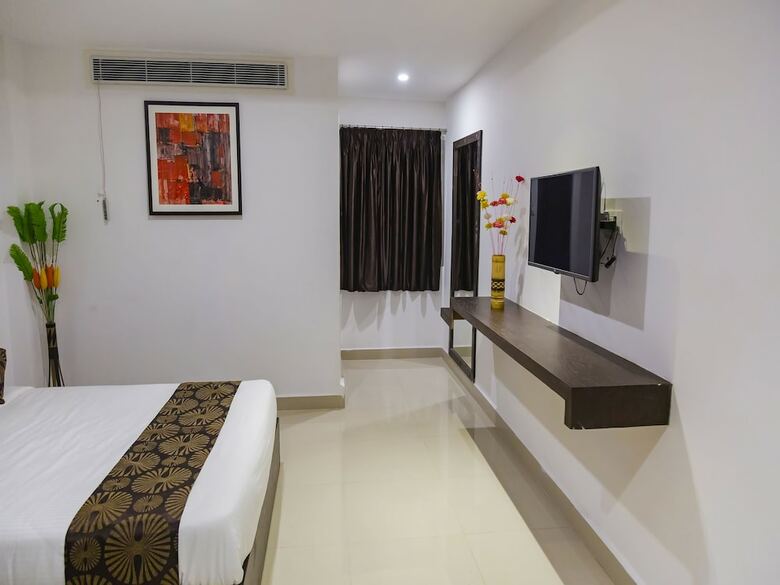 Oyo 7884 Hotel Thyag Inn