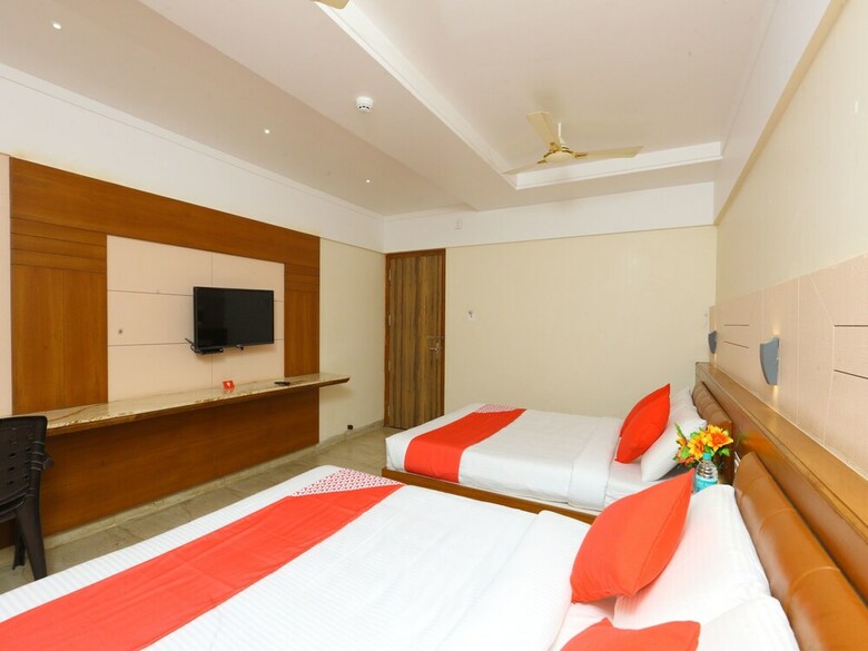 Hotel Oyo 10700 Padmavathi