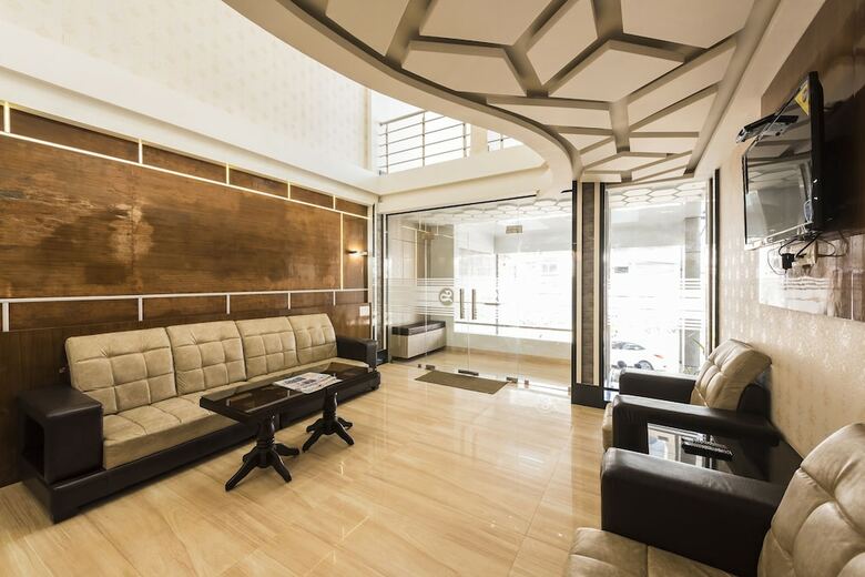 Oyo 11414 Hotel Silver Suites