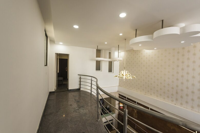 Oyo 11414 Hotel Silver Suites